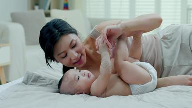 年轻妈妈母婴纸尿裤户内4K分辨率清晰视频