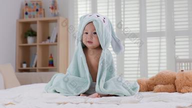 包着毛巾玩耍的可爱宝宝童年优质实拍