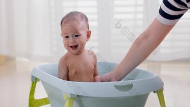 小宝宝洗澡开端可爱的高清视频