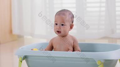 小宝宝洗澡住宅房间视频