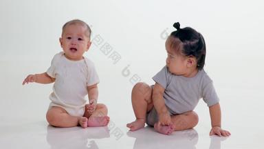 两个可爱宝宝坐在地上玩耍柔和宣传片