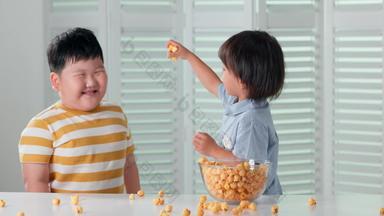 快乐的东方儿童边吃边玩耍成长清晰视频
