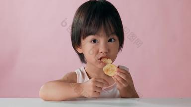 小男孩薯片男孩食品优质实拍