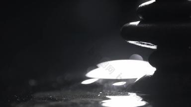水面上的鹅卵石象征拍摄