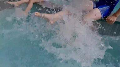 儿童在泳池边戏水活力视频