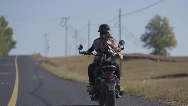 年轻女人摩托车冒险一个个性清晰实拍
