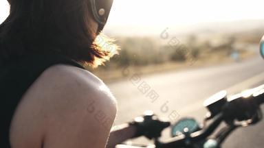 骑摩托车的性感美女宣传素材