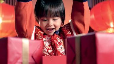 小男孩新年包装盒传统文化影片