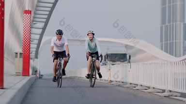 青年情侣骑自行车陪伴健康生活方式健身镜头