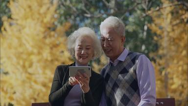 老年夫妇老年人通讯休闲生活4K分辨率实拍