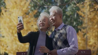 老年夫妇幸福秋天影视摄像