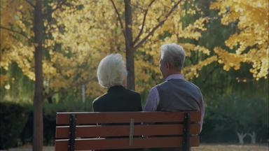 老年夫妇老年人陪伴休闲生活亲密视频素材