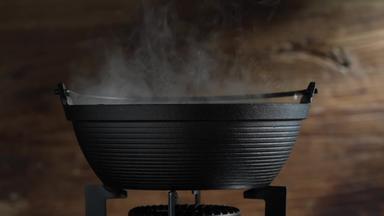 烹饪食品的铁锅炊具实拍