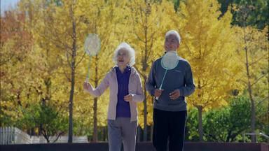 老年夫妇退休休闲生活锻炼视频素材