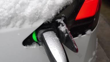 雪中的电动汽车充电覆盖白昼<strong>视频素材</strong>