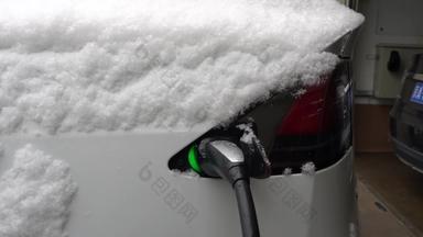 雪中的电动汽车充电寒冷的户外素材
