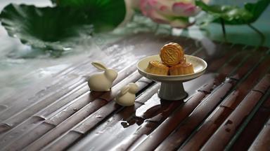 中秋节兔子形象和月饼食品祝福视频素材