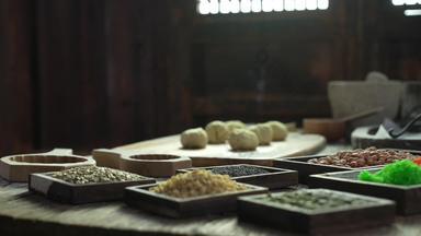 制作月饼的过程中坚果传统文化素材