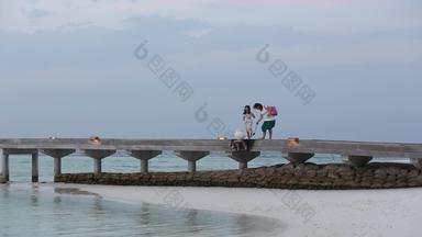 马尔代夫海滩游客视频