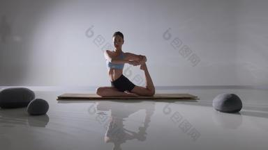 年轻女人瑜伽高举手臂4K分辨率水