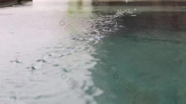 游泳池的水滴印度洋视频素材