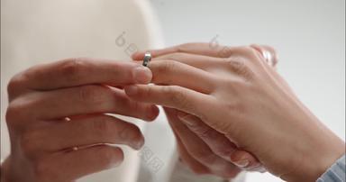 男人给女人戴戒指户内25岁到29岁高清实拍