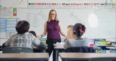 国际课堂上学生与老师互动生未成年