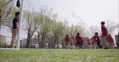 国际学校学生在踢足球活力横屏摄像