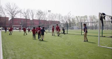 国际学校学生在踢足球影视高清实拍