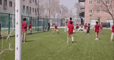 国际学校学生在踢足球生长短片