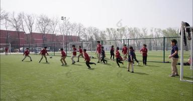 国际学校学生在踢足球足球运动高清实拍