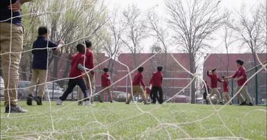 国际学校学生在踢足球活力相伴实拍
