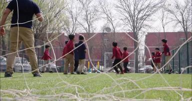 国际学校学生在踢足球在校生未来实拍