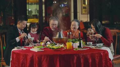 春节家庭聚餐男孩享乐聊天宣传素材