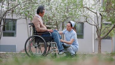 <strong>护士</strong>为坐轮椅的老人按摩专门技术实拍素材