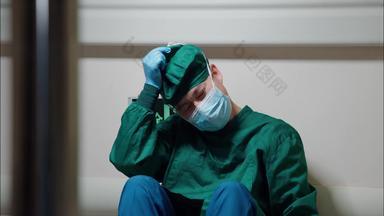 走廊里疲惫的中年男医生情绪压力医护服短片