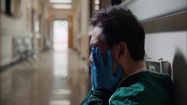 走廊里疲惫的中年男医生医用手套卫生保健和医疗宣传片