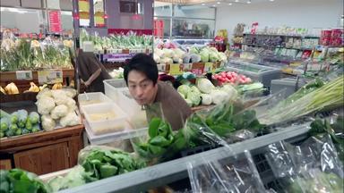 中年男性在超市选购蔬菜青菜视频