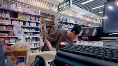 中年男性在超市购物超市北京画面