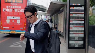中年男士等待公交车公共交通生活方式视频