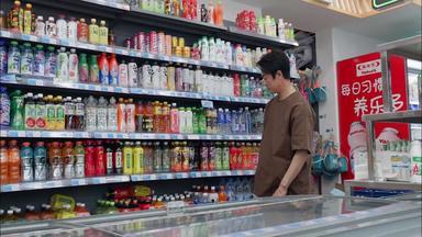 中年男性在超市购买饮料购买场景拍摄