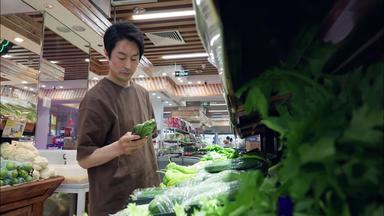 中年男性在超市选购蔬菜<strong>梦想</strong>