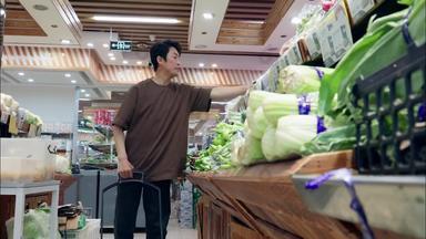 中年男性在超市选购蔬菜辛苦实拍
