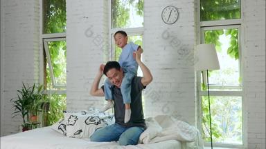 爸爸驮着儿子在床上玩耍独生子家庭<strong>温馨</strong>宣传片