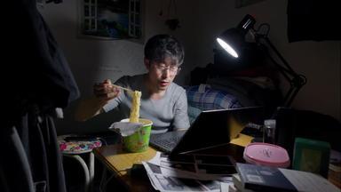 男人在家使用笔记本电脑坐着休闲装镜头