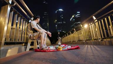 中年男人货摊天桥生活方式城市生活视频