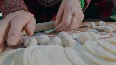 老年女人过年擀饺子皮饺子皮视频