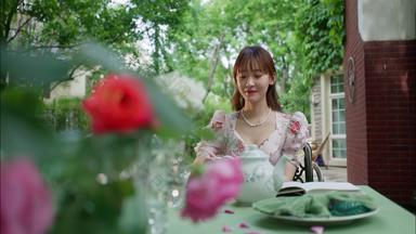 青年美女喝咖啡蔷薇树粉色<strong>视频素材</strong>