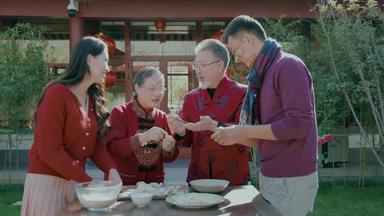 幸福的家庭过年<strong>包饺子</strong>中式庭院横屏高清实拍