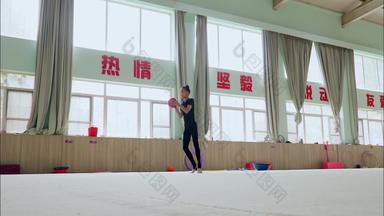 女孩练习体操动作彩色图片表现积极视频